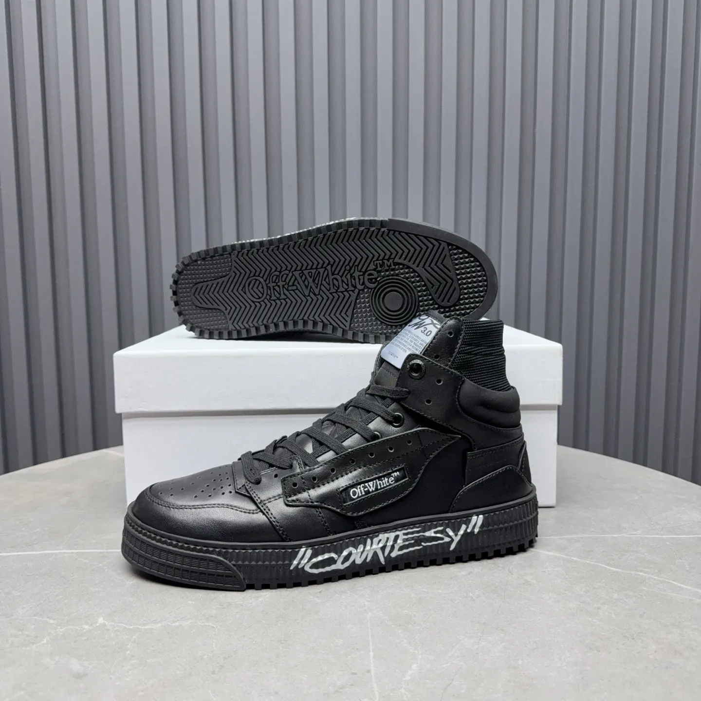 Men's shoes💰740 OFF WHITE ⚡️Couple style⚡️The latest spring style street casual shoes, released with the highest quality version on the market👊Series original mold opening, original lasting, production technology 1:1 original version➰🔜The best choice for more and more celebrities and Internet celebrities🔸In the classics Changes in the code🔸Innovate in the trend🔸Strive to break away from the shackles of bad street design🔝Although he is not the originator of fashion design, he is definitely a shining dark horse in avant-garde design🐴🆙Do not follow the trend🔅Not universal beauty🔅 Fabric💯First-layer cowhide Lining💯Imported skin-friendly and environmentally friendly polyester mesh Foot pads💯Original molded high-elastic environmentally friendly molding pads Midsole💯Made with original last-last technology Outsole💯Rubber outsole Packaging💯Official website synchronizes full set of packaging (brand wrapping paper, brand certificate, brand cloth bag) Code numbers 35-44, 45 46 Customized